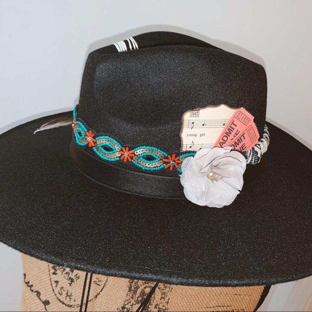 BLACK FELT WIDE BRIM HAT